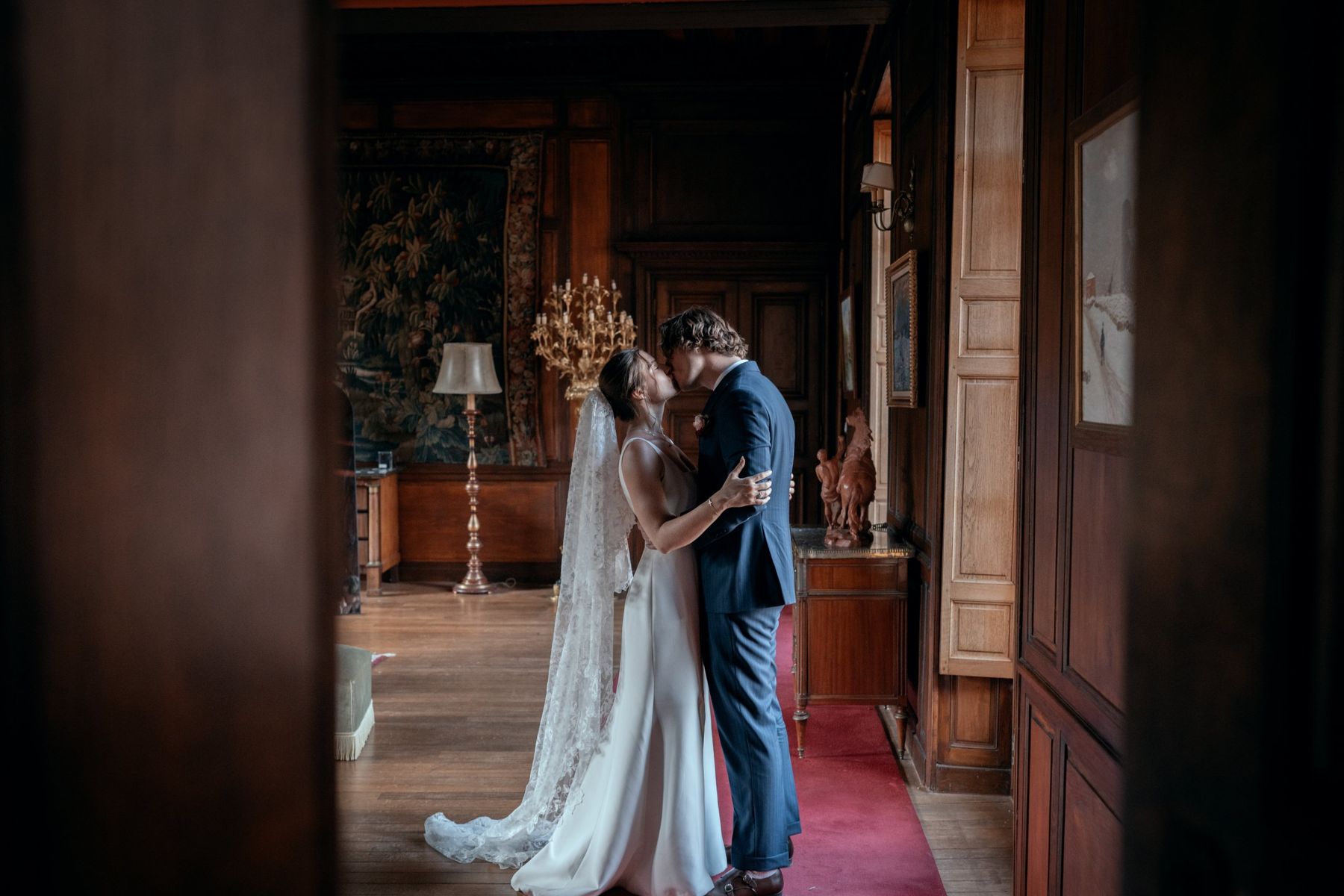 Baiser des mariés dans un salon du château