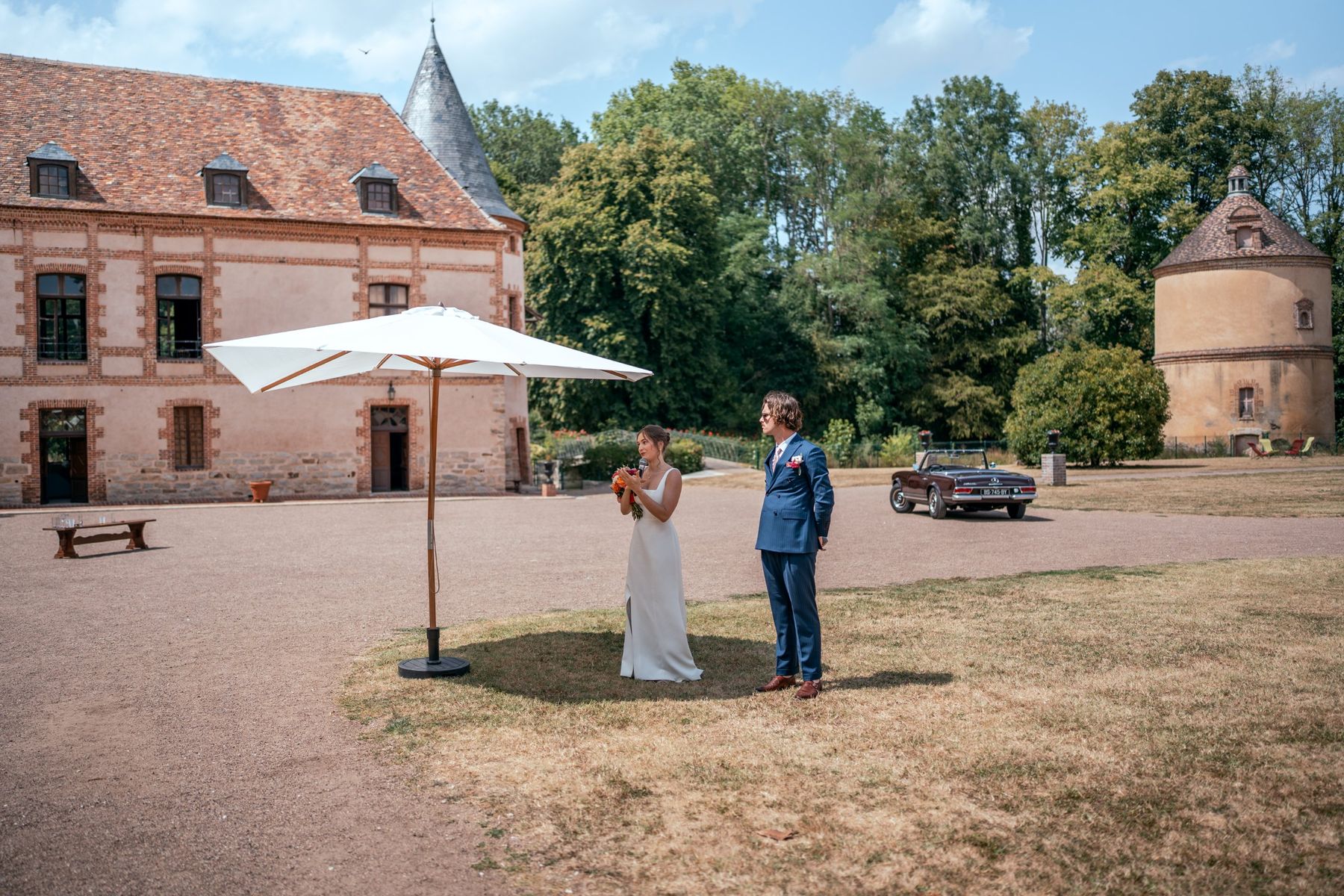 Discours des mariés devant le château